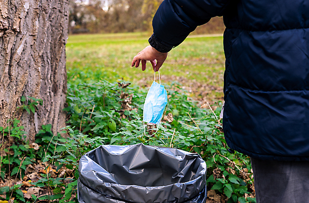 포토 JPG 해외이미지 손 컨셉 거리 주택 건강 가면 안전 사람 사람없음 야외 약 검은색 희망 쓰레기통 잡기 수비 환경오염 던지기 바이러스 닫기 보호 질병 쓰레기 폐기물 위험 일회용 예방 낭비 셀프 위생관리 전염병 해외포토 감정 컬러 의학 모션 관리 건물 신체부위 파일형식 이미지허브