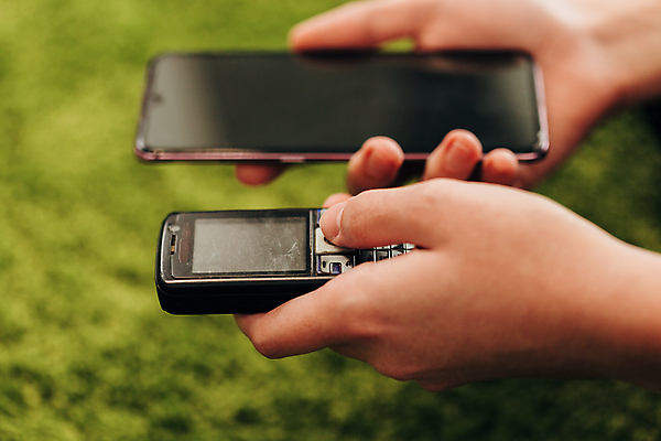 포토 JPG 해외이미지 라이프스타일 손 컨셉 비즈니스 통신 모바일 미래 사람 사람없음 초록색 스마트폰 핸드폰 쇼핑 운동 디지털 스크린 모니터 검은색 터치 어플리케이션 연결 무선전화기 전화기 스마트 온라인쇼핑 시스템 해결 혁명 소셜 셀룰러 해외포토 컬러 건강 생활 신체부위 전자제품 스마트기기 컴퓨터 온라인 파일형식 이미지허브