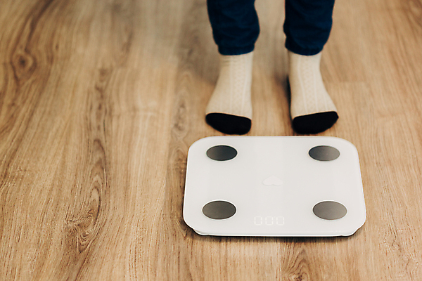 포토 JPG 해외이미지 라이프스타일 스포츠 컨셉 신체 다이어트 통신 발 건강 저울 사람 사람없음 운동 디지털 스크린 모니터 터치 흰색 긴급 어플리케이션 몸무게 연결 비만 측정 시스템 혁명 돌봄 합판 웨어러블 해외포토 컬러 모션 생활 신체부위 컴퓨터 몸매 파일형식 이미지허브