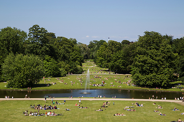 포토 JPG 해외이미지 공원 행복 문화 호수 가족 자연 휴식 따뜻함 덴마크 사람 사람없음 야외 초록색 햇빛 태양 소풍 기쁨 게임 연못 도시 그룹 분수 일요일 코펜하겐 해외포토 자연요소 공공시설 감정 컬러 컨셉 관계 놀이 북유럽 야외활동 생태계 요일 파일형식 이미지허브