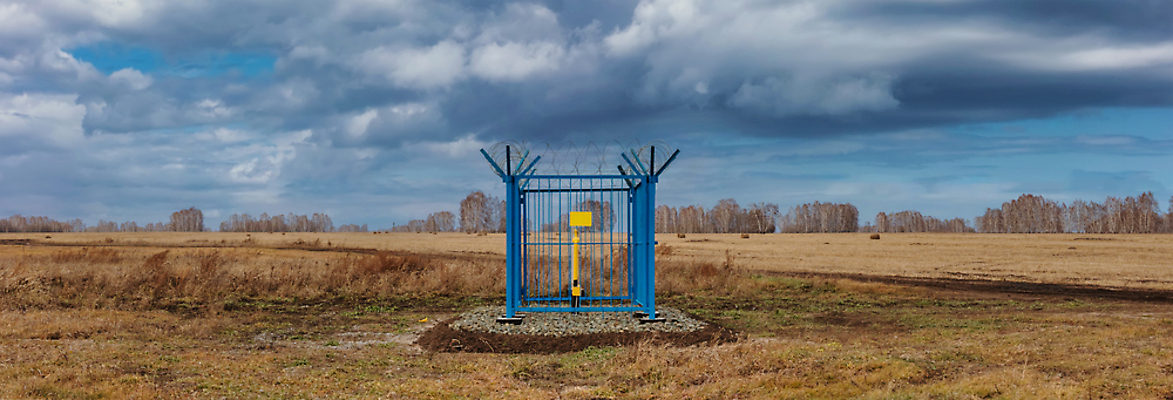 포토 JPG 해외이미지 산업 벽 백그라운드 기술 파노라마 핀란드 사람없음 야외 빨간색 물 여름 파란색 울타리 노란색 금속 기계 회색 도시 황무지 보호 철 부식 러시아 새장 가스 튜브 계량기 펌프 내추럴 시베리아 철강 파이프라인 공급 해외포토 자연요소 계절 유럽 컬러 컨셉 재질 촬영기법 북유럽 담장 파이프_관 케이지 파일형식 이미지허브