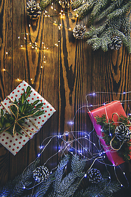 포토 JPG 해외이미지 디자인 계절 포스터 별 리본 백그라운드 컨셉 크리스마스 겨울 휴가 문구용품 새로움 프레임 선물 사람 사람없음 목재 장식 빨간색 빛 상자 컬러풀 갈색 축제 놀람 시골 축하 인사 신용카드 화려 결합 12월 연도 포장지 레이아웃 기회 초대 꽃가루 솔방울 미니멀 해외포토 자연요소 나무 기념일 감정 컬러 재료 포장 표정 금융 예절 날짜 가루 오브젝트 파일형식 이미지허브