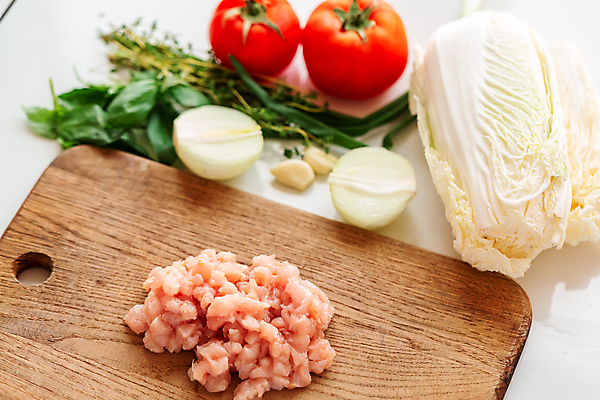 포토 JPG 해외이미지 손 음식 조각 백그라운드 토마토 재료 탁자 양파 주택 건강 마늘 육류 요리 사람없음 목재 초록색 주방 식당 식사 치킨 회색 신선 칼 맛 가슴 자르기 준비 날것 후추 생식 해외포토 나무 컬러 가구 컨셉 채소 식재료 모션 건물 신체부위 상점 향신료 닭고기요리 파일형식 이미지허브