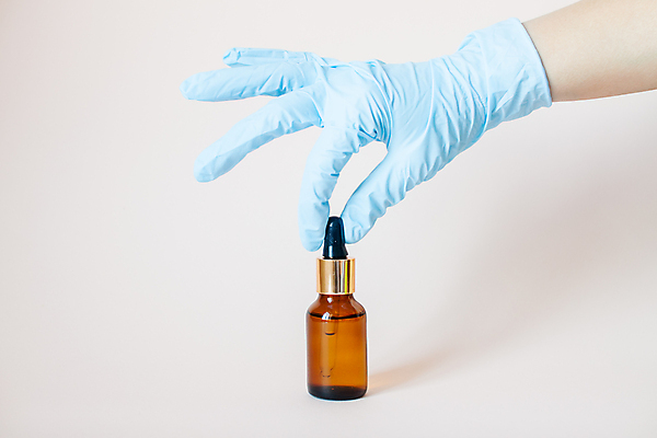 포토 JPG 해외이미지 손 얼굴 장갑 백그라운드 컨셉 유리 건강 사람없음 치료 물 뷰티 약 스파 화장품 장비 의사 흰색 액체 실험실 떨어짐 약초 컨테이너 약국 허브 피부 유기농 향기 아로마 로션 향 스킨케어 아로마테라피 테라피 내추럴 돌봄 에센스 추출 피펫 노화 해외포토 자연요소 식물 웰빙 잡화 산업 컬러 의학 모션 재질 실험기구 실험 신체부위 의료진 풀_식물 냄새 파일형식 이미지허브