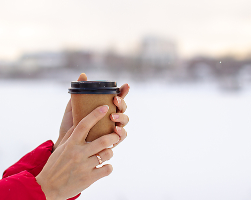 포토 JPG 해외이미지 라이프스타일 손 공원 여자 종이 음료 장갑 백그라운드 크리스마스 겨울 비즈니스 날씨 따뜻함 사람 사람없음 야외 컵 갈색 추위 덮개 잡기 업무 뜨거움 눈송이 액체 달콤 휴대용 일회용 컨테이너 플라스틱 속도 니트 싱글 상쾌 카푸치노 에스프레소 판지 따뜻한음료 모카 양조 해외포토 식기 잡화 계절 공공시설 기념일 감정 산업 커피 컬러 상의 모션 재질 눈_날씨 생활 신체부위 뚜껑 작업 맛 오브젝트 파일형식 이미지허브