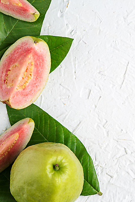 포토 JPG 해외이미지 잎 과일 단면 실내 사람없음 흰배경 슬라이스 과일조각 구아바 해외포토 식물 조각 백그라운드 내부 흰색 열대과일 파일형식 이미지허브