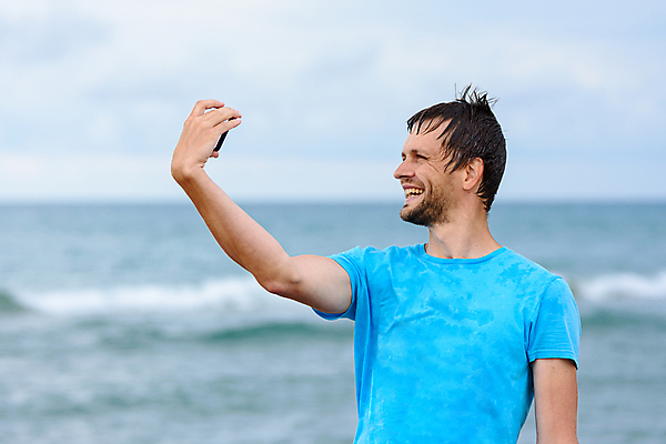 포토 JPG 해외이미지 백인 남자 행복 유럽 바다 여행 티셔츠 인터넷 통신 모바일 휴가 휴식 수염 한명 취미 파란색 친구 스마트폰 핸드폰 우정 기쁨 젖음 네트워크 주말 멀리 러시아인 소셜 순간 해외포토 서양인 1 감정 나라 컬러 컨셉 셔츠 관계 사람 전자제품 스마트기기 파일형식 이미지허브