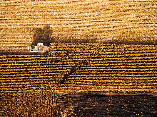 포토 JPG 해외이미지 식물 계절 산업 음식 밭 농업 자연 안테나 옥수수 씨앗 사람없음 빨간색 농장 농경지 갈색 기계 흙 봄 운전 수확 시골 업무 작업 바퀴 칼날 농부 땅 준비 트랙터 드론 땅바닥 밭일 심기 쟁기 조감도 해외포토 직업 컬러 통신 모션 곡류 바닥 농기계 생태계 특수차량 파일형식 이미지허브