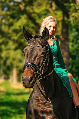 포토 JPG 해외이미지 동물 백인 라이프스타일 드레스 여자 행복 얼굴 자연 동화 사랑 한명 사람 금발 태양 뷰티 유행 우정 산책 수확 승마 우아함 달콤 승차 숲 신비 향수 복고 공상 마법 라이더 스타일 해외포토 자연요소 서양인 1 헤어스타일 옷 감정 스포츠 컨셉 농업 모션 휴식 생활 신체부위 친구 화장품 맛 생태계 파일형식 이미지허브