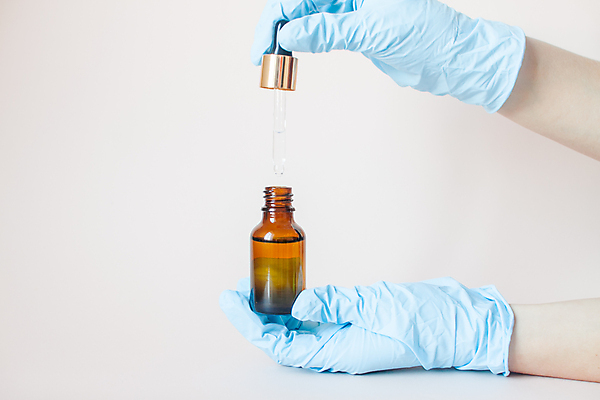 포토 JPG 해외이미지 손 얼굴 장갑 백그라운드 컨셉 유리 건강 사람없음 치료 물 뷰티 약 스파 화장품 장비 의사 흰색 액체 실험실 떨어짐 약초 컨테이너 약국 허브 피부 유기농 향기 아로마 로션 향 스킨케어 아로마테라피 테라피 내추럴 돌봄 에센스 추출 피펫 노화 해외포토 자연요소 식물 웰빙 잡화 산업 컬러 의학 모션 재질 실험기구 실험 신체부위 의료진 풀_식물 냄새 파일형식 이미지허브