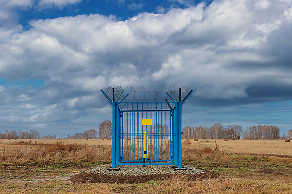 포토 JPG 해외이미지 산업 벽 백그라운드 기술 핀란드 사람없음 야외 빨간색 물 여름 파란색 울타리 노란색 금속 기계 회색 도시 황무지 보호 철 부식 러시아 새장 가스 튜브 계량기 펌프 내추럴 게이지 시베리아 철강 파이프라인 공급 해외포토 자연요소 계절 유럽 컬러 컨셉 재질 북유럽 담장 파이프_관 케이지 파일형식 이미지허브