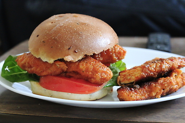 포토 JPG 해외이미지 접시 음식 빵 토마토 채소 치즈 샌드위치 건강 육류 사람없음 빨간색 식사 저녁식사 치킨 샐러드 햄버거 그릴 상추 굽기 점심식사 해외포토 식기 컬러 식재료 주방용품 유제품 패스트푸드 구이 닭고기요리 파일형식 이미지허브
