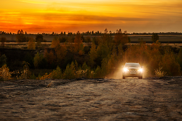 포토 JPG 해외이미지 나무 여행 십자가 자동차 자연 건조 사람없음 파란색 일몰 하이킹 운전 탐험 도전 가을 황금 땅 트로피 언덕 오르기 러시아 보케 먼지 지역 모터 블러 비포장도로 자동 흙길 해외포토 식물 계절 유럽 도로 길 육상교통 컬러 모션 레저 노을 흙 상_우승 생태계 파일형식 이미지허브