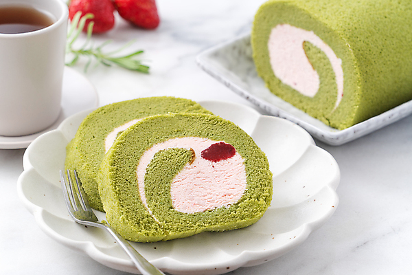 포토 JPG 해외이미지 접시 포크 딸기 디저트 실내 사람없음 달콤 찻잔 흰배경 롤케이크 녹차맛 해외포토 식기 음식 백그라운드 과일 잔 내부 케이크 흰색 맛 녹차 파일형식 이미지허브