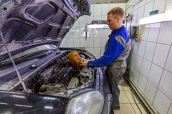 포토 JPG 해외이미지 직업 산업 자동차 노동자 작업복 한명 사람 내부 작업실 기술자 붓기 수리 역 서비스 고정 문제 엔진 정비공 모터 유지 연소 교체 디젤 자동 제어 조율 차고 필터 해외포토 1 옷 육상교통 교통시설 모션 파일형식 이미지허브