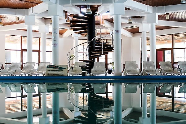 포토 JPG 해외이미지 벤치 의자 비즈니스 건축양식 창문 탁자 주택 수영장 실내 나선형 앉기 사람없음 건물 물 파란색 인테리어 반사 계단 고급 큼 당구 천장 리빙 해외포토 자연요소 건축물 디자인 건축 컬러 가구 컨셉 무늬 모션 내부 구기 크기 파일형식 이미지허브