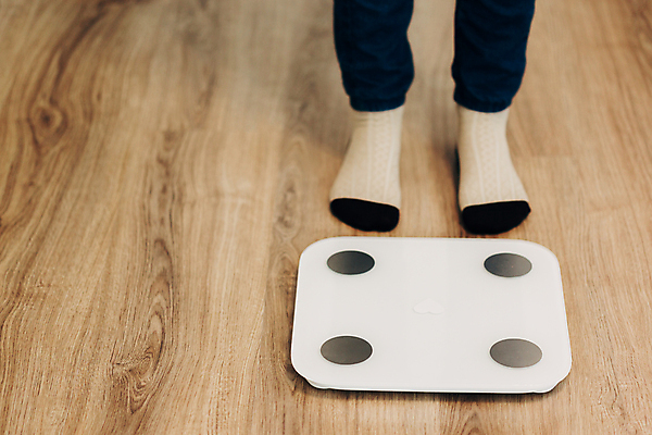 포토 JPG 해외이미지 라이프스타일 스포츠 컨셉 신체 다이어트 통신 발 건강 저울 사람 사람없음 운동 디지털 스크린 모니터 터치 흰색 긴급 어플리케이션 몸무게 연결 비만 측정 시스템 혁명 돌봄 합판 웨어러블 해외포토 컬러 모션 생활 신체부위 컴퓨터 몸매 파일형식 이미지허브