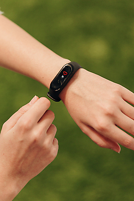 포토 JPG 해외이미지 라이프스타일 손 스포츠 시계 컨셉 비즈니스 통신 팔찌 미래 건강 사람 사람없음 초록색 운동 디지털 스크린 모니터 검은색 터치 하트 긴급 시간 어플리케이션 맥박 연결 측정 시스템 혁명 돌봄 손목보호대 웨어러블 해외포토 모양 컬러 장신구 의학 모션 생활 신체부위 컴퓨터 파일형식 이미지허브