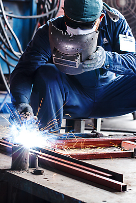 포토 JPG 해외이미지 남자 실내 두건 마스크 한명 상반신 성인 앞모습 빛 잡기 업무 보안경 불똥 용접 용접공 용접기 용접마스크 철강 성인남자한명만 무릎구부리기 해외포토 직업 1 뷰포인트 포즈 모션 사람 내부 작업 안전장비 남자한명만 성인남자만 파일형식 이미지허브