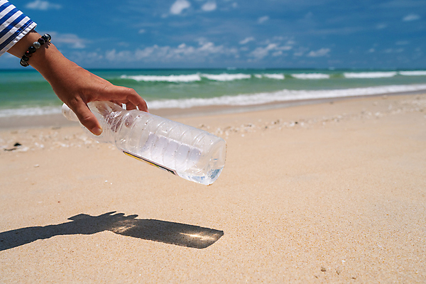 포토 JPG 해외이미지 주간 손 해변 야외 신체부위 자연보호 그린캠페인 페트병 쓰레기줍기 플라스틱병 해양쓰레기 줍기 해외포토 자연요소 캠페인 바다 모션 자연 사람 보호 쓰레기 플라스틱 병_담는 파일형식 이미지허브