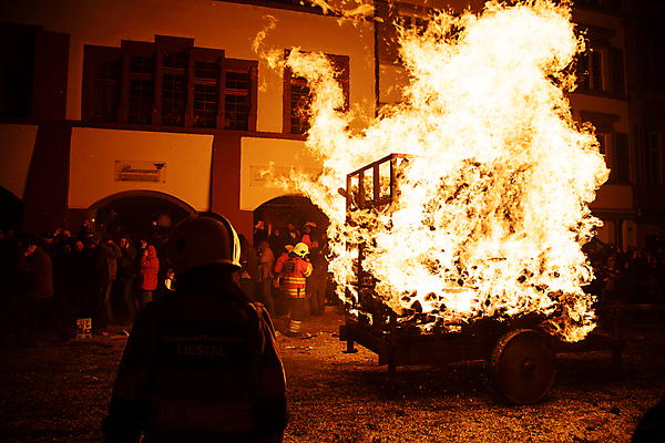 포토 JPG 해외이미지 전신 실루엣 불 사람 여러명 상반신 야외 야간 소방 화재 언택트 해외포토 자연요소 다수 촬영기법 사건 파일형식 이미지허브