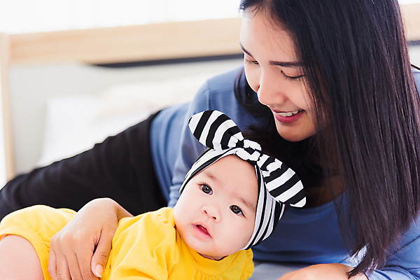 포토 JPG 해외이미지 라이프스타일 여자 딸 행복 감정 아들 얼굴 어린이 백그라운드 가족 태국 놀이 엄마 주택 사랑 미소 동양인 소년 두명 침묵 임산부 기쁨 침실 방 흰색 침대 아기 신생아 잡기 인도인 리빙 걸음마 돌봄 해외포토 외국인 남자 아시아 컬러 가구 관계 모션 표정 사람 인종 건물 생활 신체부위 소리 임신 파일형식 이미지허브