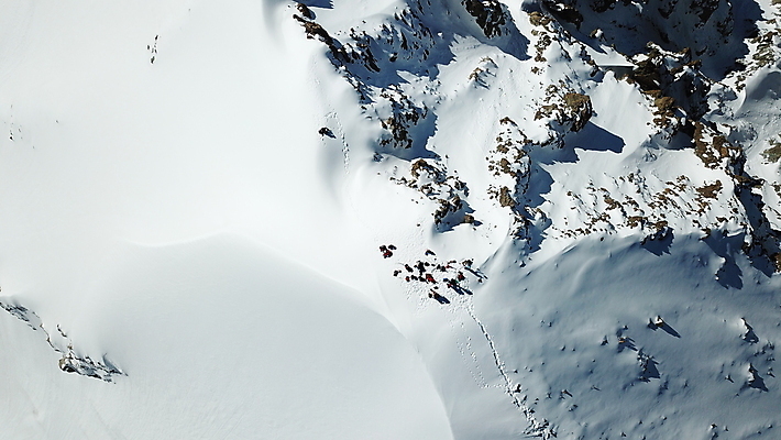 포토 JPG 해외이미지 스포츠 여행 겨울 자국 자연 하늘 산 안테나 사람 사람없음 파란색 태양 맑음 산책 등산 트래킹 하이킹 추위 정상 위험 오르기 알프스 산봉우리 드론 산악가 절정 눈내림 해외포토 자연요소 계절 유럽 컬러 컨셉 통신 모션 레저 날씨 휴식 눈_날씨 생태계 봉우리 파일형식 이미지허브