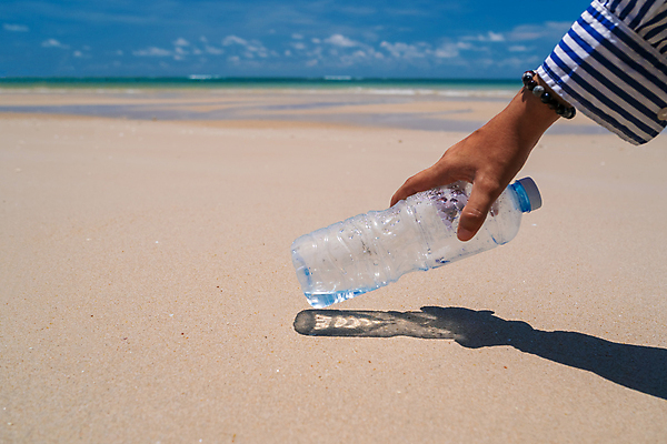 포토 JPG 해외이미지 주간 손 해변 야외 신체부위 자연보호 그린캠페인 페트병 쓰레기줍기 플라스틱병 해양쓰레기 줍기 해외포토 자연요소 캠페인 바다 모션 자연 사람 보호 쓰레기 플라스틱 병_담는 파일형식 이미지허브