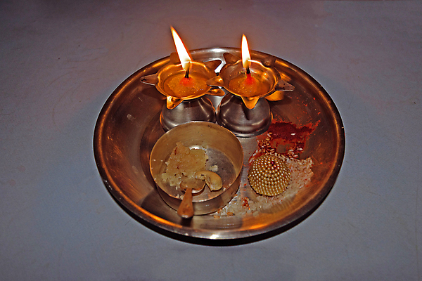 포토 JPG 해외이미지 전통 라이프스타일 접시 디자인 여자 꽃 행복 아시아 종교 문화 백그라운드 사람없음 장식 세트 뷰티 노란색 금속 축제 축하 맛 은색 컨테이너 가루 인도인 오브젝트 기회 예배 신성 놋쇠 등잔 보유 숭배 이국적 힌두교 강황 해외포토 외국인 식물 식기 감정 나라 산업 컬러 컨셉 식재료 재질 사람 동양인 생활 파일형식 이미지허브