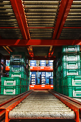 포토 JPG 해외이미지 산업 선 포장 공장 모션 실내 사람없음 가로 상자 갈색 쌓기 장비 화물 벨트 제조 상품 소프트포커스 창고 오브젝트 패키지 수납 판지 분배 줄서기 컨베어밸트 해외포토 잡화 컬러 공업 촬영기법 내부 기계 운송업 파일형식 이미지허브