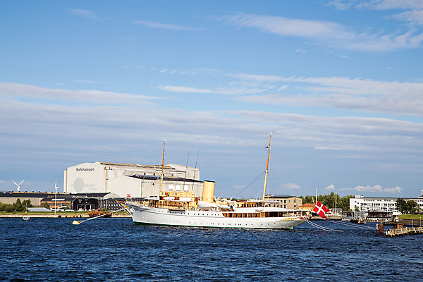 포토 JPG 해외이미지 유럽 바다 여행 요트 교통시설 왕관 항해 덴마크 사람없음 물 파티 항구 흰색 깃발 도시 보트 황금 고급 크루즈 함선 선원 방문 여왕 코펜하겐 해외포토 자연요소 나라 컬러 교통 컨셉 배_교통 북유럽 이벤트 시설 파일형식 이미지허브