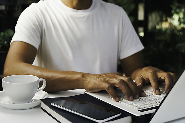 포토 JPG 해외이미지 직업 라이프스타일 남자 인터넷 비즈니스 앉기 성인 사람없음 노트북 컴퓨터 업무 무선전화기 경영자 해외포토 모션 사람 생활 전자제품 작업 전화기 리더 파일형식 이미지허브