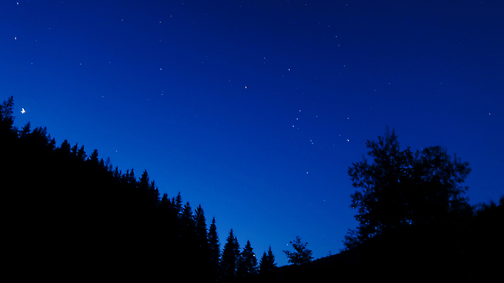 포토 JPG 해외이미지 나무 식물 별 겨울 자연 하늘 스키 산 파노라마 경사 사람없음 야외 목재 옆모습 물 파란색 빛 태양 우주 점프 어둠 새벽 달 황무지 분위기 승차 야간 숲 땅 언덕 천문학 전나무 해외포토 자연요소 계절 교육 뷰포인트 컬러 컨셉 재료 모션 겨울스포츠 촬영기법 생태계 파일형식 이미지허브