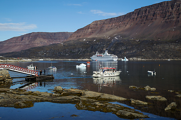 포토 JPG 해외이미지 섬 여행 낚시 휴가 산 주택 사람없음 건물 물 파란색 항구 만 보트 고급 크루즈 북극 승객 포트 타운 그린란드 나루 해외포토 자연요소 건축물 컬러 컨셉 배_교통 교통시설 레저 덴마크 도시 극지방 파일형식 이미지허브