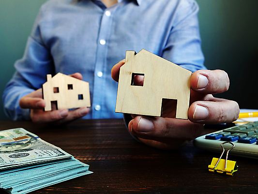 포토 JPG 해외이미지 남자 지폐 부동산 실내 한명 들기 상반신 성인 계산기 비즈니스맨 선택 돈다발 부동산중개사 서류집게 성인남자한명만 집모양 초록배경 해외포토 모양 직업 1 백그라운드 컨셉 돈 비즈니스 모션 문구용품 집게 사람 내부 초록색 장비 직장인 재산 남자한명만 성인남자만 파일형식 이미지허브