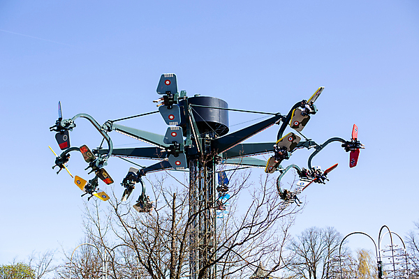 포토 JPG 해외이미지 공원 행복 여행 포즈 모션 하늘 휴가 덴마크 사람 사람없음 야외 파란색 축제 기쁨 바퀴 원형 승차 흥분 회전목마 공평 코펜하겐 해외포토 도형 공공시설 감정 컬러 북유럽 놀이기구 파일형식 이미지허브