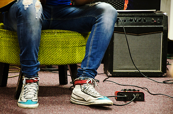 포토 JPG 해외이미지 백인 직업 1 남자 음악 놀이 실내 관리 사람 사람없음 가로 검은색 콘서트 공연 연주자 음악가 방 장비 흰색 기구 기타 악단 닫기 목 기타리스트 재즈 뮤지컬 팝 플레이어 해외포토 서양인 컬러 모션 현악기 문화예술 이벤트 내부 신체부위 파일형식 이미지허브