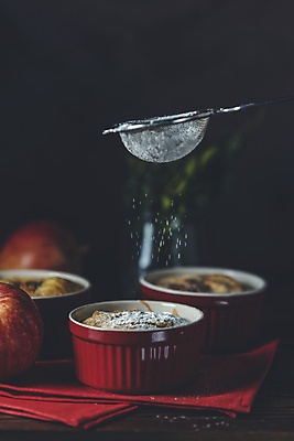 포토 JPG 해외이미지 전통 접시 계절 음식 조각 백그라운드 과일 재료 탁자 디저트 프레임 건강 요리 사람없음 목재 가로 빨간색 갈색 케이크 주방 껍질 가을 시골 신선 황금 달콤 사과 가루 설탕 컵케이크 굽기 향신료 준비 레시피 버터 곰팡이 시나몬 신발장 타르트 페스츄리 핸드메이드 해외포토 나무 식기 빵 컬러 가구 맛 구이 파이_빵 향미료 파일형식 이미지허브