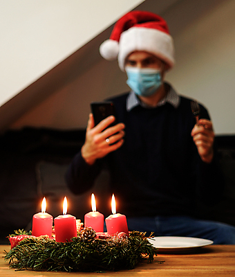 포토 JPG 해외이미지 행복 크리스마스 겨울 인터넷 통신 휴가 새해 거리 주택 가면 한명 사람 앉기 축하 바이러스 감염 부름 멀리 온라인 동영상 다민족 전염병 가상 코로나바이러스 해외포토 1 계절 기념일 감정 컨셉 모션 건물 질병 파일형식 이미지허브