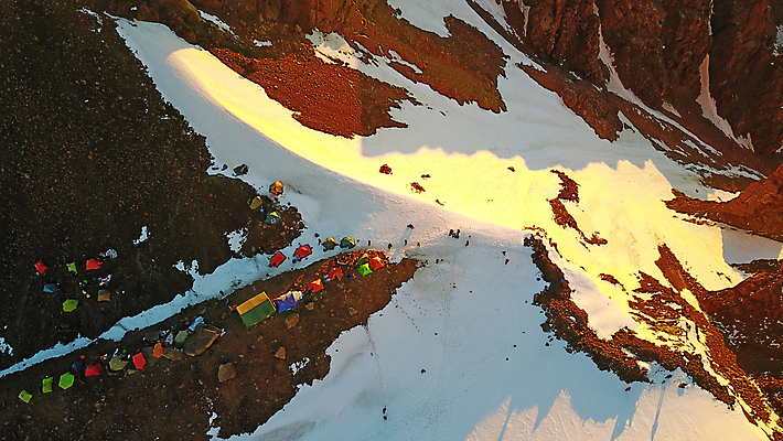 포토 JPG 해외이미지 공원 여행 겨울 하늘 아침 산 사람없음 야외 빨간색 태양 뷰티 여행객 일출 얼음 일몰 새벽 등산 트래킹 절벽 캠핑 하이킹 추위 광선 저녁 숲 내추럴 드론 절정 눈내림 해외포토 주간 자연요소 계절 공공시설 컬러 레저 눈_날씨 사람 노을 야간 파일형식 이미지허브