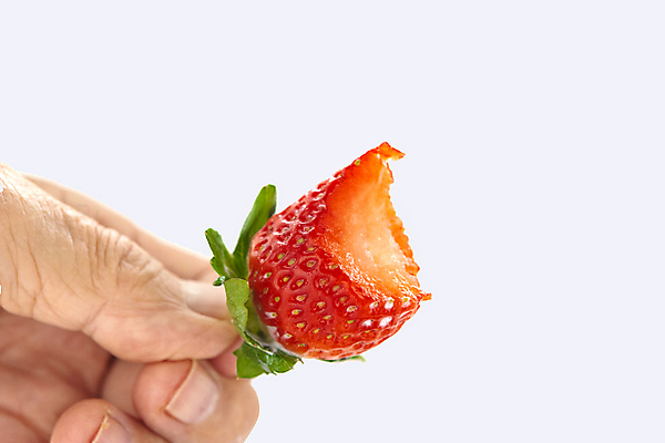 포토 JPG 해외이미지 손가락 딸기 신체부위 신선 잡기 해외포토 손 과일 모션 사람 파일형식 이미지허브