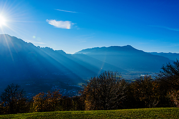포토 JPG 해외이미지 나무 구름 여행 백그라운드 자국 자연 하늘 아침 날씨 산 파노라마 풍경 사람없음 야외 초록색 여름 빛 컬러풀 햇빛 태양 뷰티 노란색 일출 환경 계곡 맑음 일몰 이탈리아 새벽 안개 광선 가을 신선 저녁 숲 천국 내추럴 강렬 해외포토 주간 자연요소 식물 계절 유럽 컬러 촬영기법 노을 야간 생태계 파일형식 이미지허브