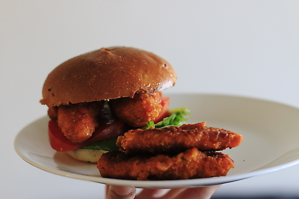 포토 JPG 해외이미지 접시 음식 빵 토마토 채소 치즈 샌드위치 건강 육류 사람없음 빨간색 식사 저녁식사 치킨 샐러드 햄버거 그릴 상추 굽기 점심식사 해외포토 식기 컬러 식재료 주방용품 유제품 패스트푸드 구이 닭고기요리 파일형식 이미지허브