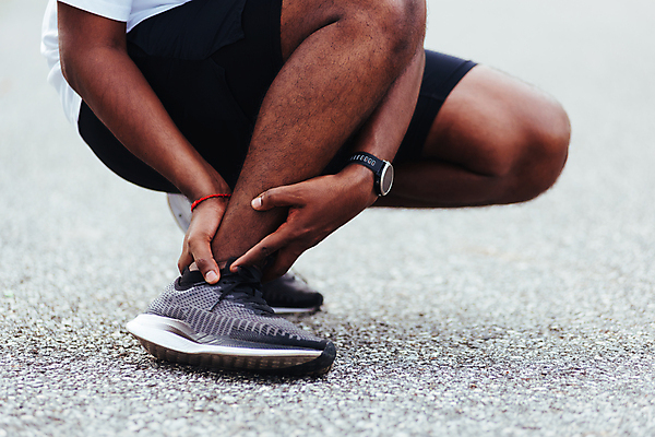 포토 JPG 해외이미지 주간 남자 한명 성인 야외 옆모습 조깅 고통 하반신 잡기 인도인 웅크림 발목통증 성인남자한명만 해외포토 자연요소 외국인 1 감정 뷰포인트 모션 사람 동양인 운동 남자한명만 성인남자만 파일형식 이미지허브