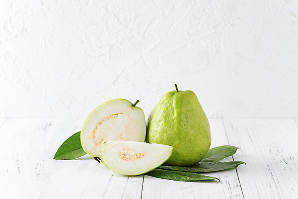 포토 JPG 해외이미지 잎 과일 단면 실내 사람없음 흰배경 슬라이스 과일조각 구아바 해외포토 식물 조각 백그라운드 내부 흰색 열대과일 파일형식 이미지허브