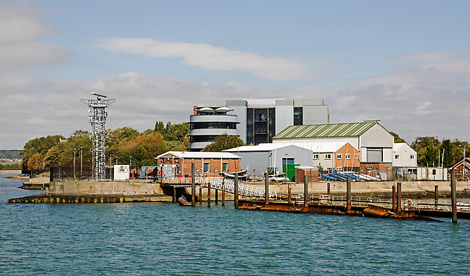 포토 JPG 해외이미지 외관 바다 사람없음 야외 물 사무실 햇빛 항구 맑음 회색 보트 수비 군용 해군 명령 레이더 해외포토 자연요소 컬러 배_교통 비즈니스 교통시설 모션 날씨 군대 태양 파일형식 이미지허브