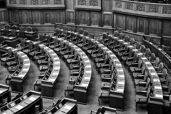 포토 JPG 해외이미지 디자인 유럽 여행 의자 건축양식 회의 흑백 실내 덴마크 사람없음 내부 건물 장식 여행객 검은색 힘 궁전 방 흰색 도시 큼 민주주의 책상 회의실 천장 법 국회 경영 정부 정치 코펜하겐 해외포토 건축물 건축 나라 컬러 가구 고건축 비즈니스 촬영기법 북유럽 사람 크기 파일형식 이미지허브