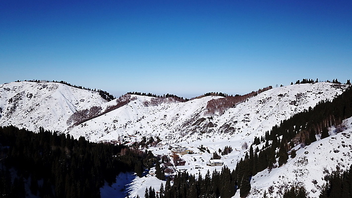 포토 JPG 해외이미지 나무 구름 계절 여행 크리스마스 겨울 자연 하늘 바람 산 안테나 파노라마 그림자 풍경 경사 사람없음 파란색 태양 계곡 냉동 추위 광선 흰색 정상 숲 휴양지 장면 드론 절정 카자흐스탄 눈내림 가문비나무 해외포토 자연요소 식물 기념일 아시아 컬러 통신 날씨 눈_날씨 촬영기법 장소 생태계 파일형식 이미지허브