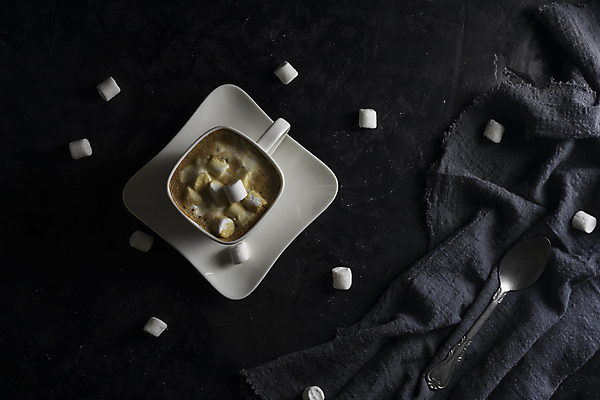 포토 JPG 해외이미지 커피 검은배경 실내 따뜻함 사람없음 하이앵글 어둠 마시멜로우 해외포토 음료 뷰포인트 백그라운드 디저트 내부 검은색 파일형식 이미지허브