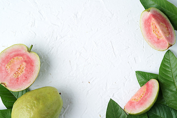 포토 JPG 해외이미지 잎 과일 단면 실내 사람없음 하이앵글 흰배경 슬라이스 과일조각 구아바 카피스페이스 해외포토 식물 뷰포인트 조각 백그라운드 내부 공백 흰색 열대과일 파일형식 이미지허브